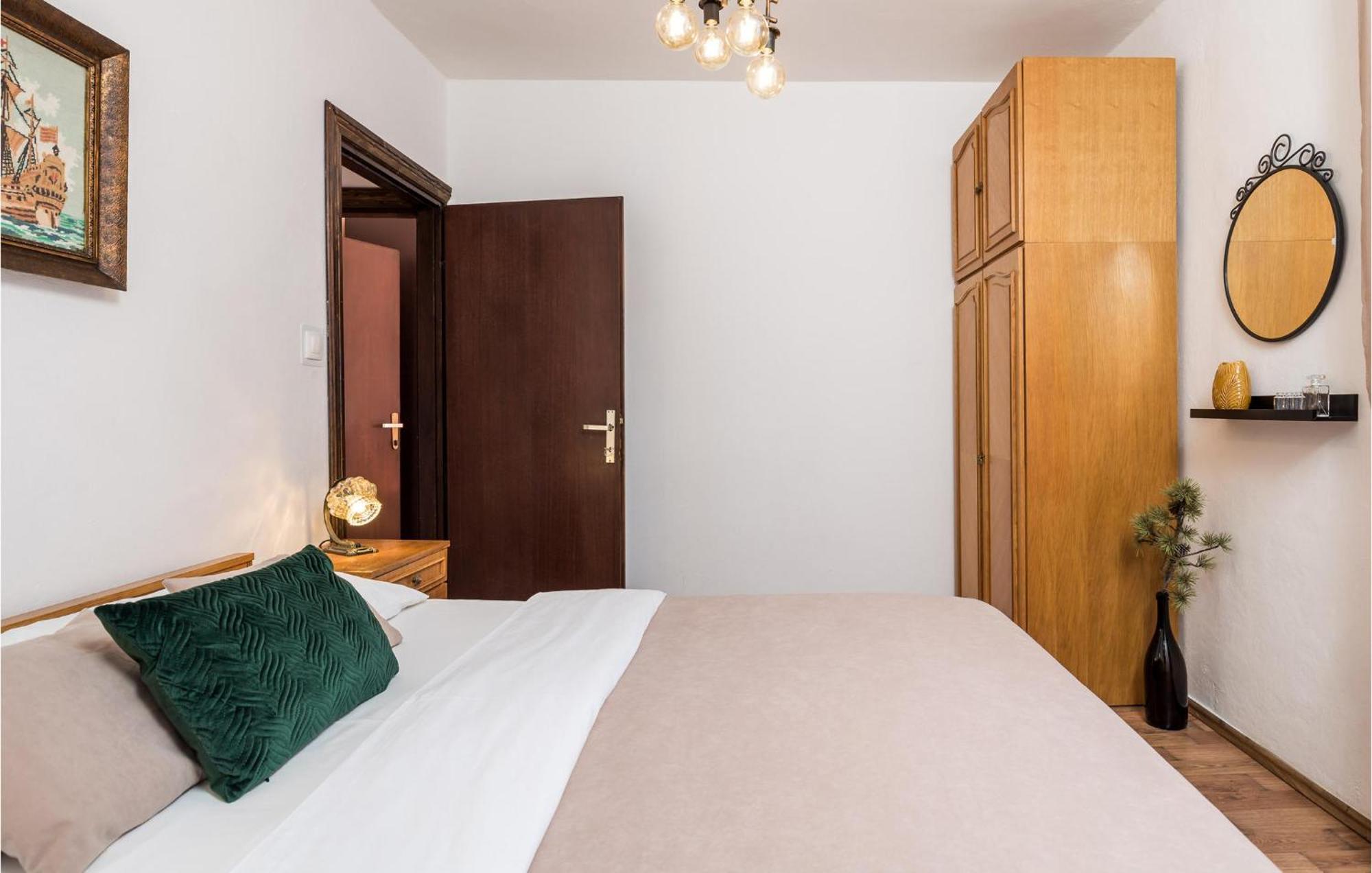 4 Bedroom Awesome Apartment In Sveti Juraj Exteriér fotografie
