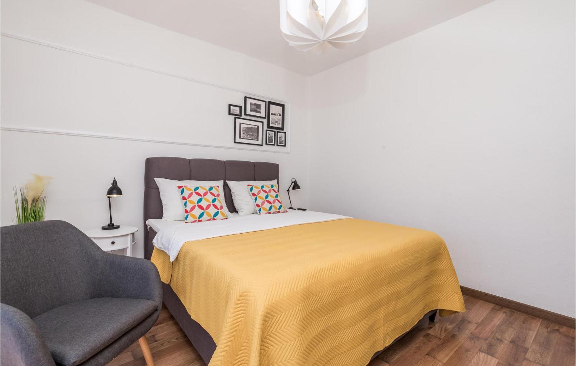4 Bedroom Awesome Apartment In Sveti Juraj Exteriér fotografie